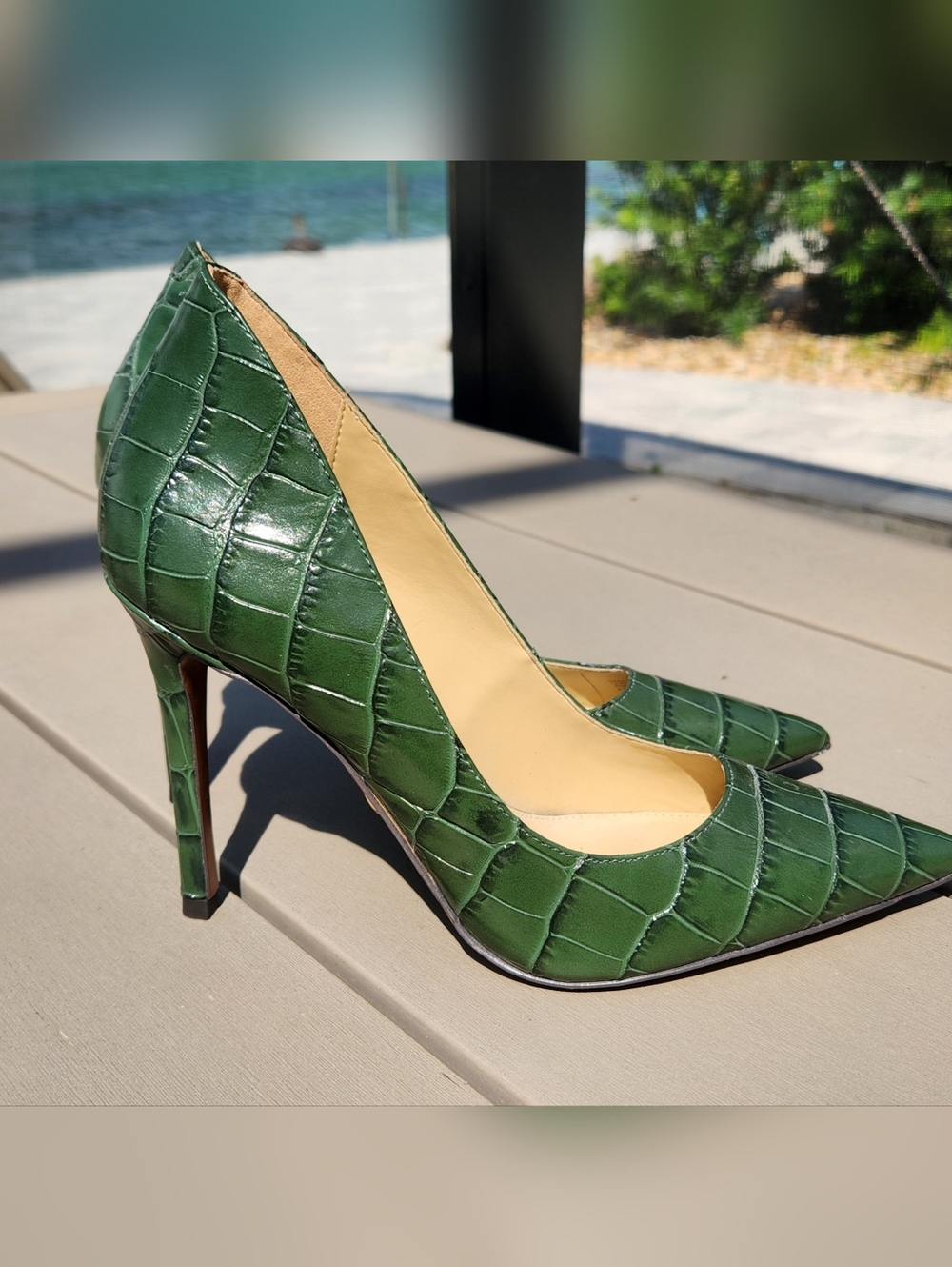 Micheal Kors Women's Green Pointed Toe Pump - Picture 2 of 7